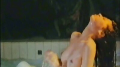Ein paar Girls machen pornos mit alten paaren sich im Lesbenvideo gut beim Fisting