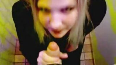 Ein Tussi reibt sich reife deutsche pornos auf dem Sofa die Nippel und ihre nasse Muschi