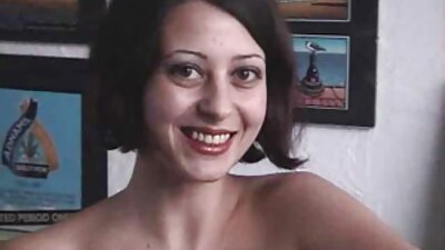 Eine Brünette mit sexy alte deutsche sexfilme Arsch und Gesicht wird auf dem Sofa penetriert