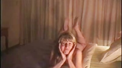 Blondes Dienstmädchen mit tätowiertem Rücken lutscht alter deutscher sexfilm und reitet Schwanz